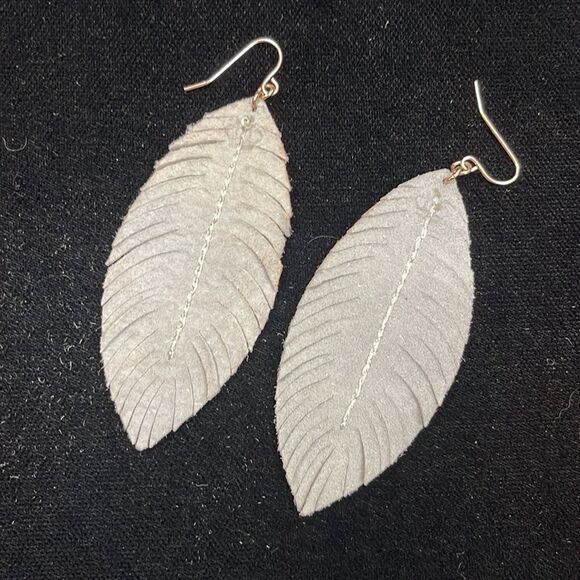Premier Designs Light As a Feather Gray and Rose Gold Earrings - Picture 3 of 3
